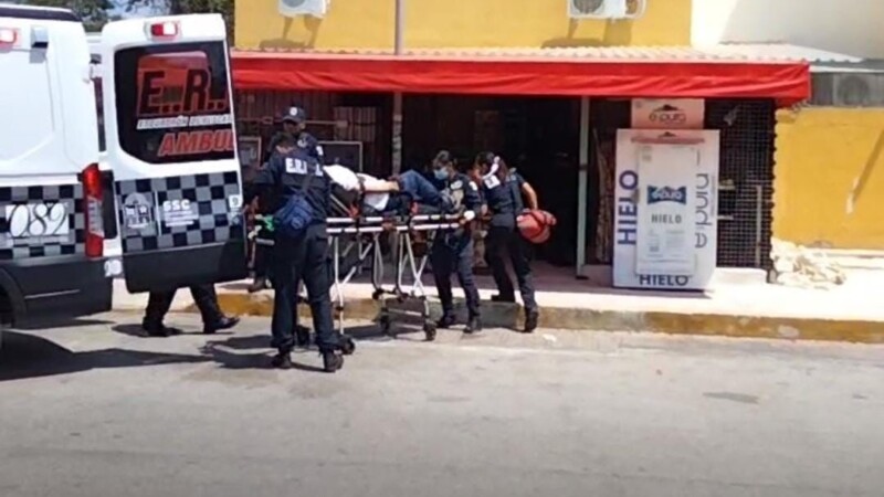 Balean a chofer de combi a las puertas de una tienda en el fraccionamiento Cielo Nuevo