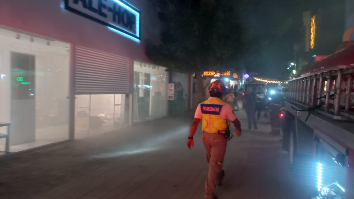 Daños materiales por un conato de incendio en la Quinta Avenida de Playa del Carmen; bomberos atendieron un reporte en una tienda de ropa.