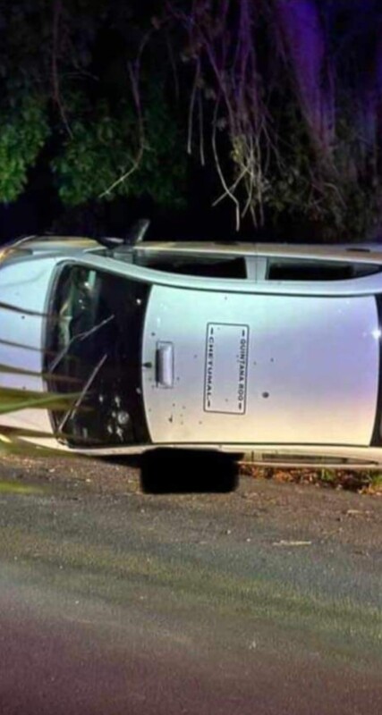 Persiguen y ejecutan a un taxista del Suchaa en Chetumal; producto de la “lluvia” de balas terminó volcado en la avenida Heriberto Frías.