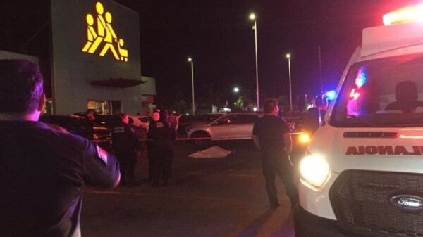 Ejecutan a un hombre en una plaza en Chetumal.