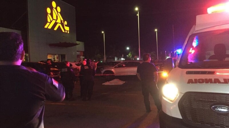 Ejecutan a un hombre en una plaza en Chetumal.