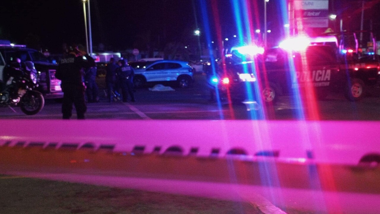 Ejecutan a un hombre en una plaza en Chetumal; de acuerdo con testigos, el hoy occiso había tenido una discusión con su victimario.