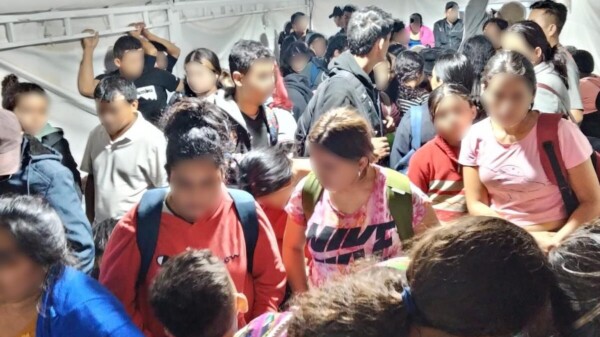 Rescatan a 144 personas migrantes en un vagón de tren