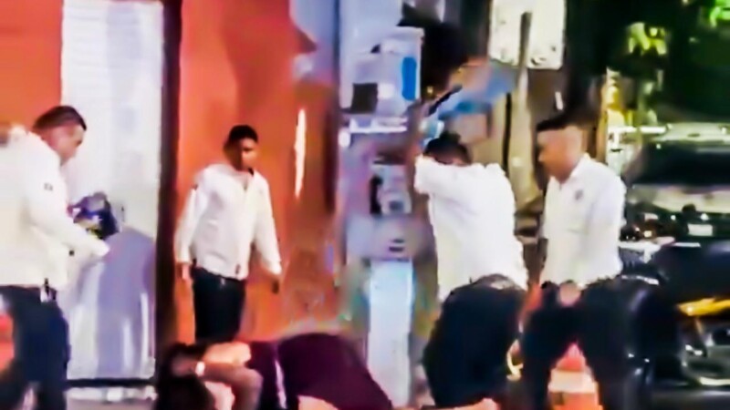 Taxistas de Playa del Carmen golpean a una pareja de turistas (VIDEO)