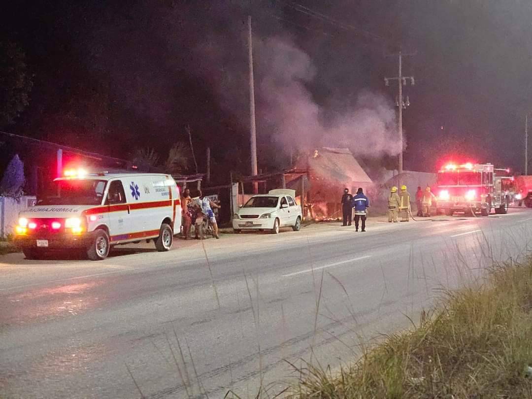 Incendian puesto a orilla de la carretera Chetumal-Huay Pix; la fonda estaba construida de madera y láminas en una zona de invasión.