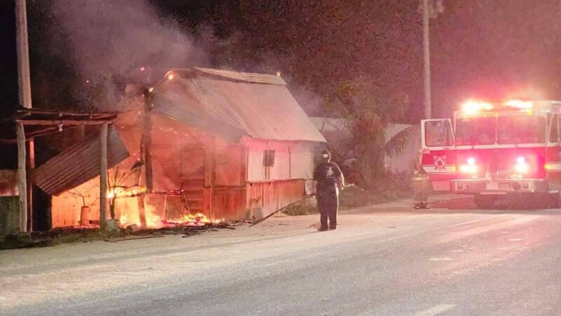 Incendian puesto a orilla de la carretera Chetumal-Huay Pix