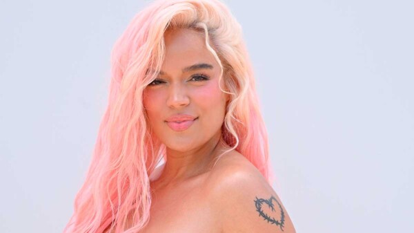 Karol G sorprende con su bikini en las redes sociales; tacha de 'ordinario' a Feid