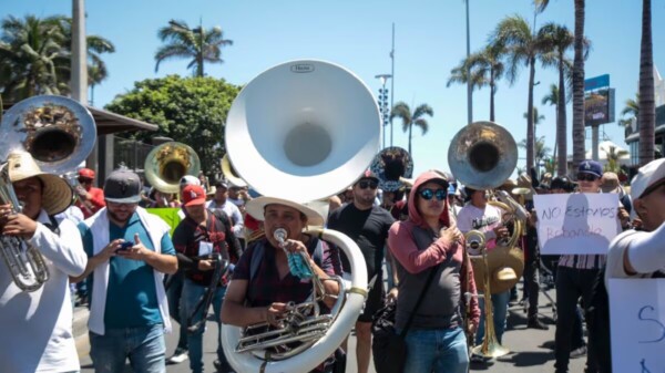 En playas de Mazatlán debaten entre la fiesta y la siesta