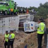 Mueren tres pasajeros y otros 30 resultan heridos al caer autobús de un puente