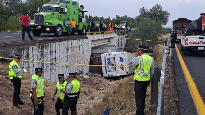 Mueren tres pasajeros y otros 30 resultan heridos al caer autobús de un puente