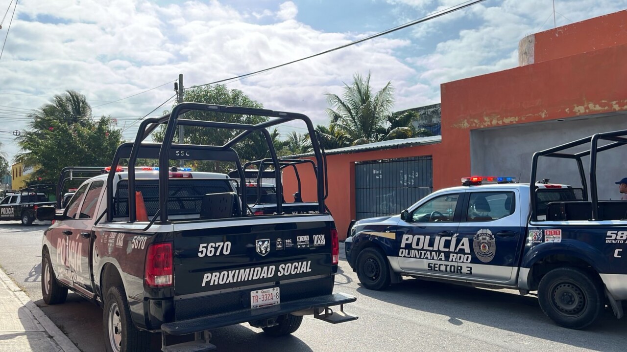 Operativo en la Lombardo Toledano en busca de asaltantes de ferretería; policías lograron detener a dos de los delincuentes que cometieron el robo a mano armada.
