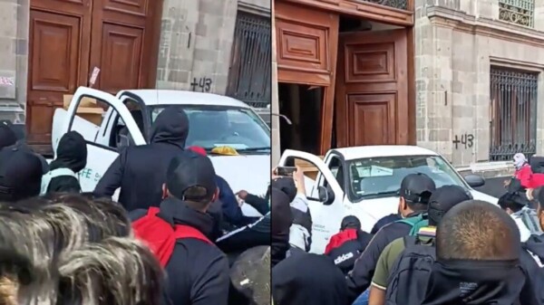 Encapuchados derriban puerta de Palacio Nacional