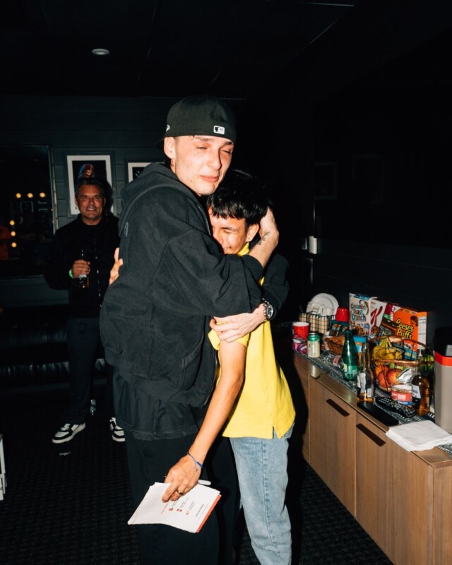 Peso Pluma da inesperado regalo a fan que esperó desde la madrugada para verlo