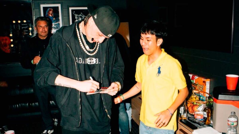 Peso Pluma da inesperado regalo a fan que esperó desde la madrugada para verlo