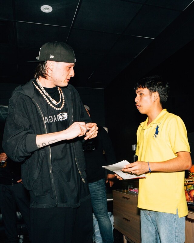 Peso Pluma da inesperado regalo a fan que esperó desde la madrugada para verlo