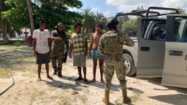 Rescata la Marina a balseros en Isla Pájaros, Quintana Roo.