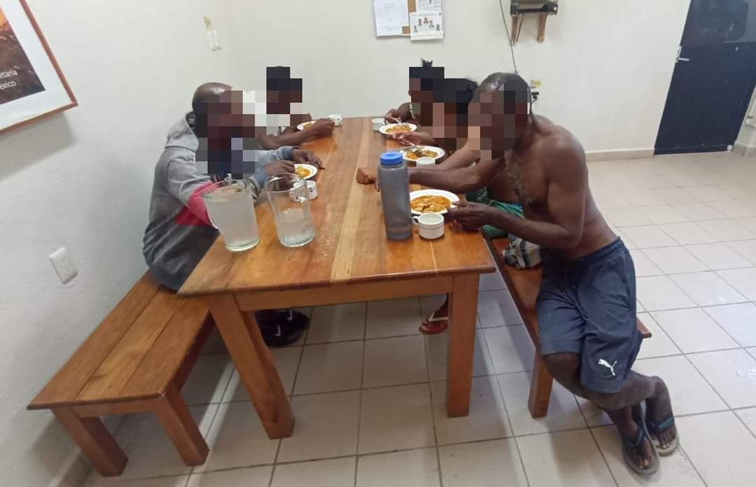 Rescata la Marina a balseros en Isla Pájaros, Quintana Roo; cinco extranjeros recalaron en una embarcación hechiza a una playa de la zona.