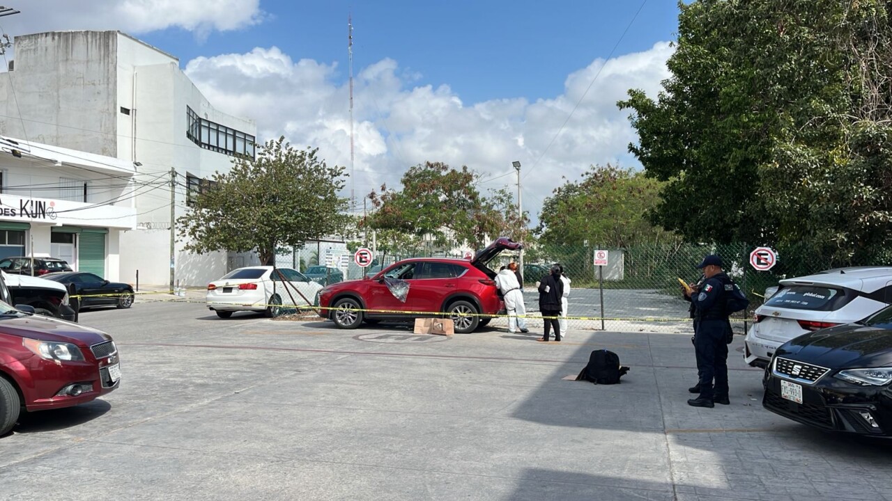 Reportan presunta privación de la libertad en la Supermanzana 510 de Cancún; conductor de una camioneta Mazda fue bajado a la fuerza por sujetos armados.