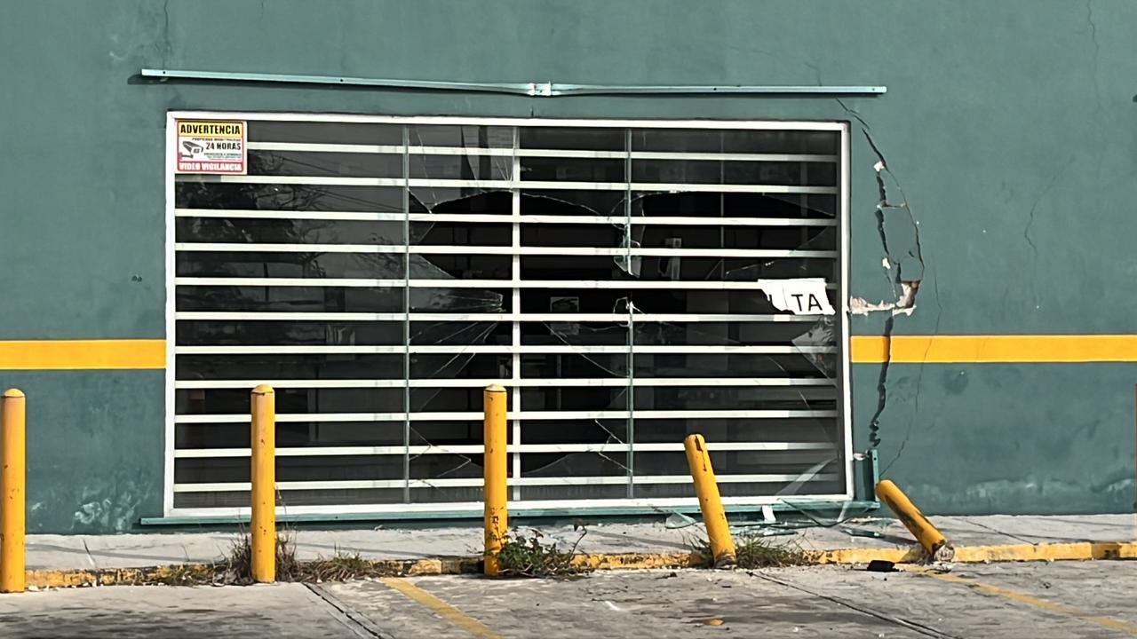 Reportan trabajadores daños en una casa de empeño en Cancún; se ignora si se trató de un intento de robo o algún vehículo se impacto en una ventana.