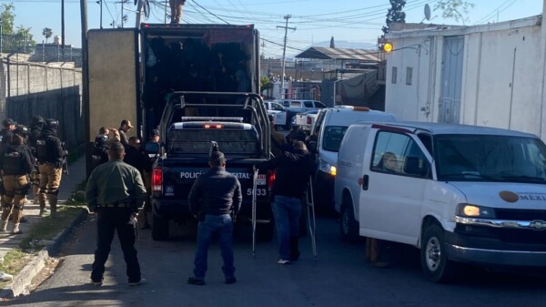 Rescatan a 200 migrantes que viajaban hacinados en la caja de un tráiler