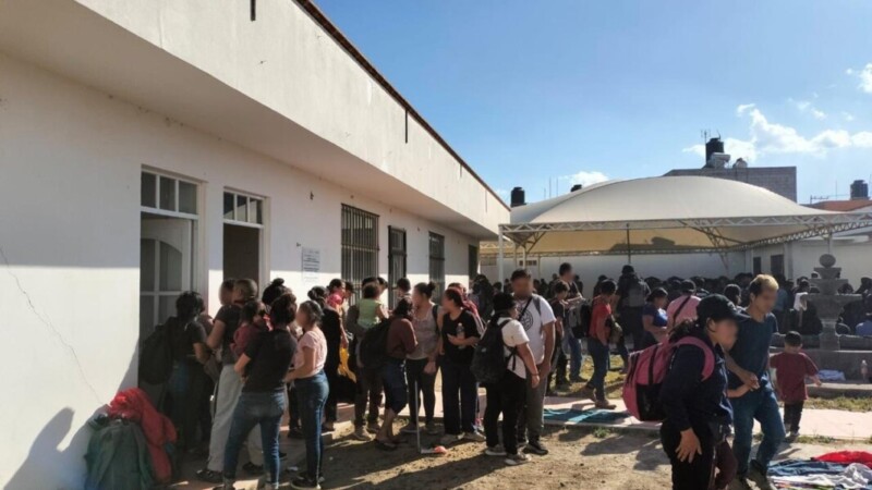 Rescatan a 221 migrantes en una casa en Puebla