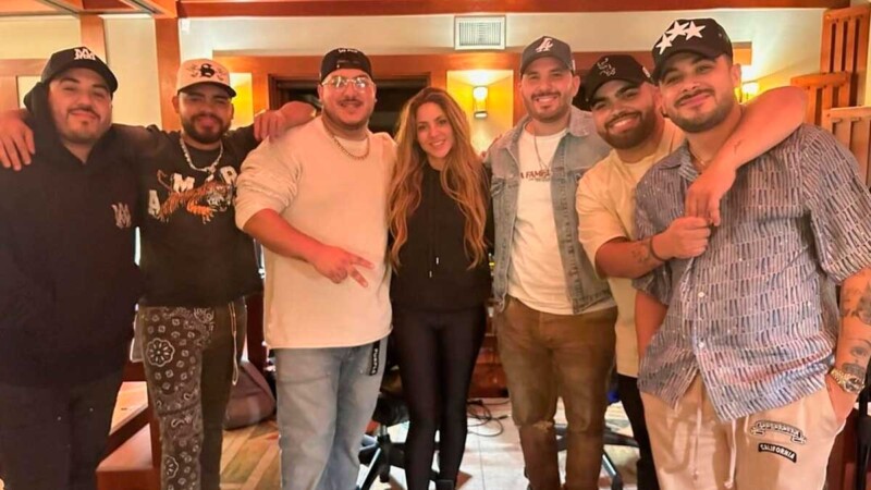 Shakira presume adelanto de su canción con Grupo Frontera