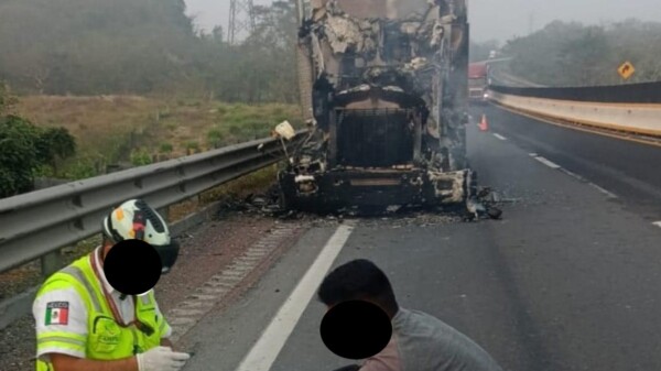 Roban cerveza de un tráiler mientras el conductor era presa de las llamas