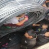 Hallan a 87 migrantes extranjeros escondidos en rollos de alambre