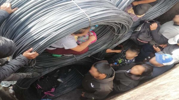 Hallan a 87 migrantes extranjeros escondidos en rollos de alambre