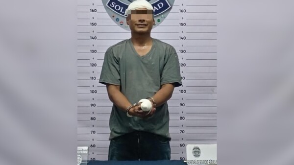 Arremetió a pedradas contra un vehículo y amenazó a una mujer en Playa del Carmen