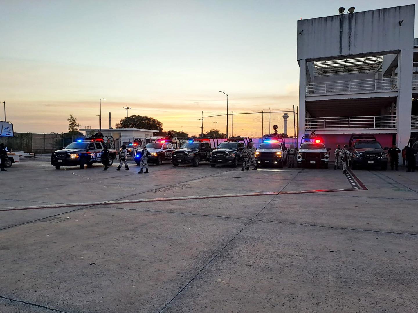 Trasladan a penales federales a 92 Personas Privadas de la Libertad en Quintana Roo; las autoridades montaron un fuerte dispositivo de seguridad.