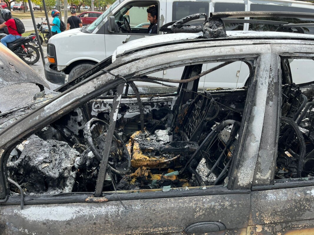 Se incendia vehículo en la Andrés Quintana Roo y la Industrial en Cancún; el dueño abandonó la unidad al ver la magnitud de los daños.