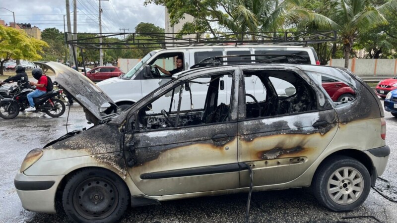 Se incendia vehículo en la Andrés Quintana Roo y la Industrial en Cancún
