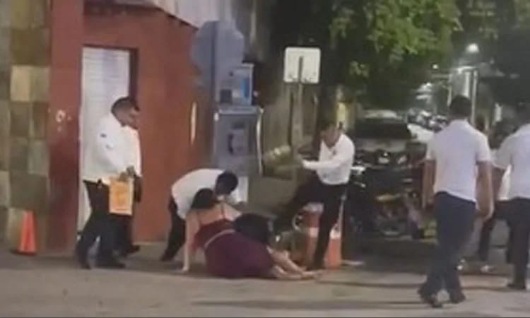 Taxistas de Playa del Carmen golpean a una pareja de turistas (VIDEO); al parecer todo se originó por el cobro excesivo de la tarifa.