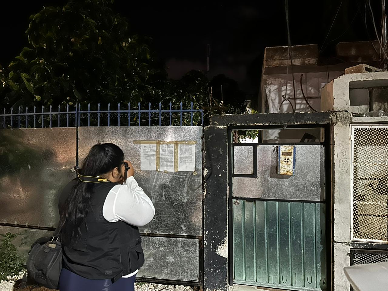 Aseguran drogas y detienen a cuatro durante cateos en Tulum; tras concluir las diligencias, en cada uno de los inmuebles se colocaron sellos de aseguramiento.