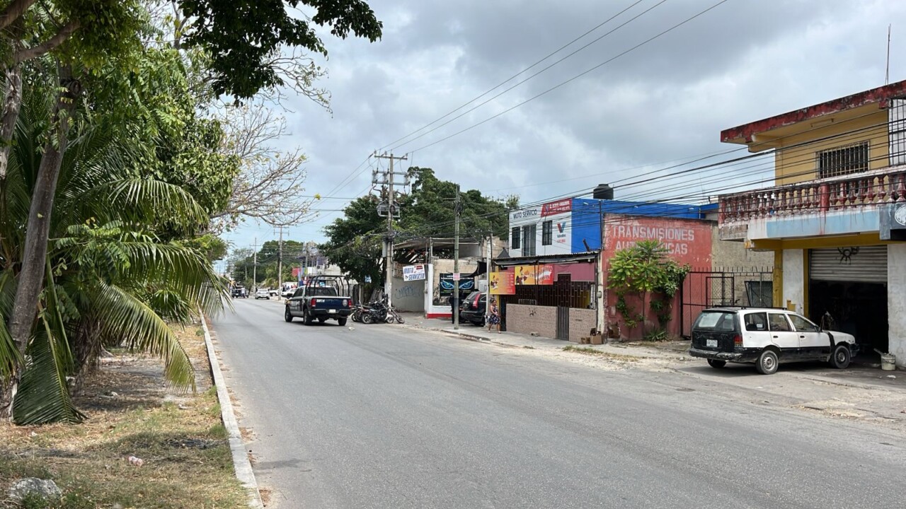 Dos lesionados en ataque armado a taller de motocicletas en Cancún; los hechos se registraron en la avenida Niños Héroes.