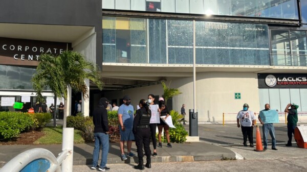 Manifestación de operadores de Uber por agresiones de taxistas en Cancún