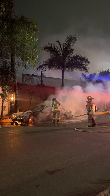 Taquería de Cancún cierra sus puertas por extorsiones; el propietario sufrió esta madrugada el incendio de su vehículo frente al negocio.
