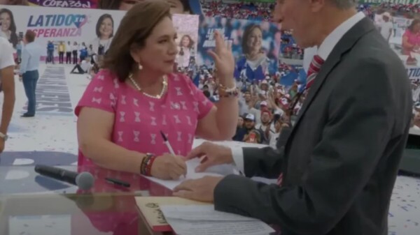 Sella Xóchitl con sangre que "no quitará becas y pensiones"