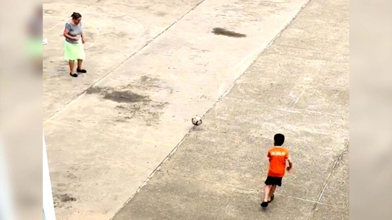 Abuelita se hace viral al jugar futbol con su nieto