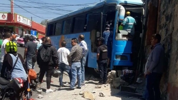 Se estrella en Cuernavaca autobús lleno de peregrinos