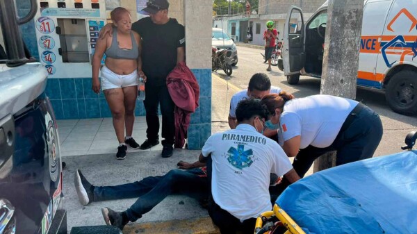 Hombre es apuñalado durante asalto en Cancún