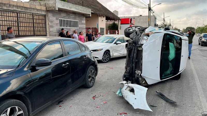 Taxista de Cancún choca a dos autos particulares y huye