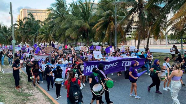 Inicia marcha del Día Internacional de la Mujer en Cancún