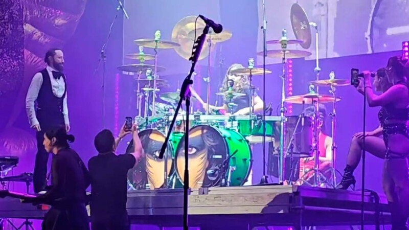 VIDEO: Fanática yucateca de Moderatto "la rompe" en la batería durante concierto