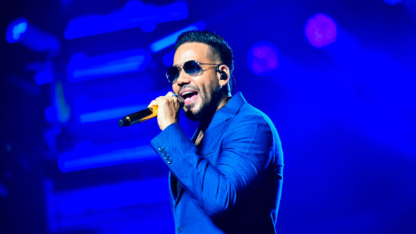 Reaparece Romeo Santos y desmiente rumores de paro cardíaco