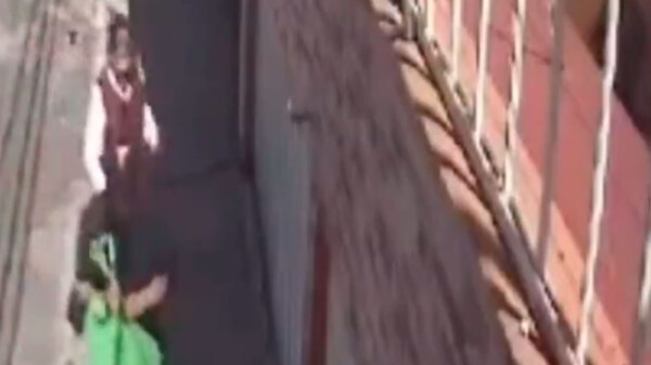 Video: Taxista le roba el monedero a mujer de 86 años