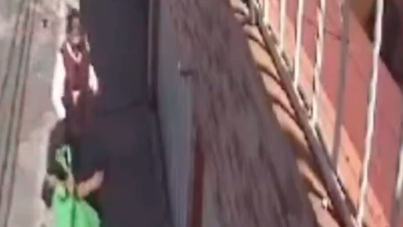 Video: Taxista le roba el monedero a mujer de 86 años