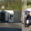 Vuelca conductor de camioneta en carretera Cancún-Puerto Morelos
