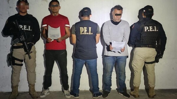 Detienen a dos por robo de computadores automotrices